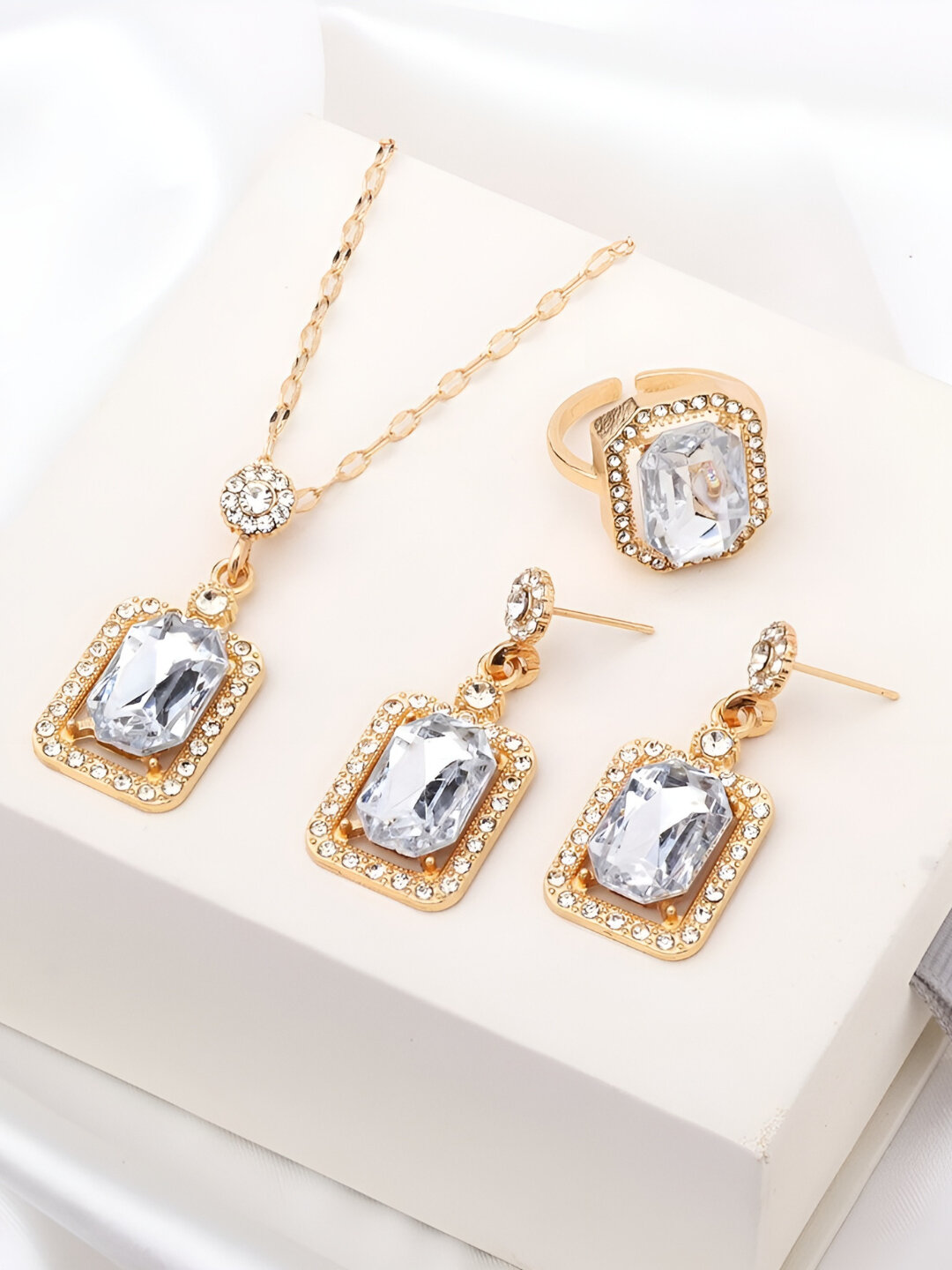 Комплект бижутерии: серьги, кольцо, цепь