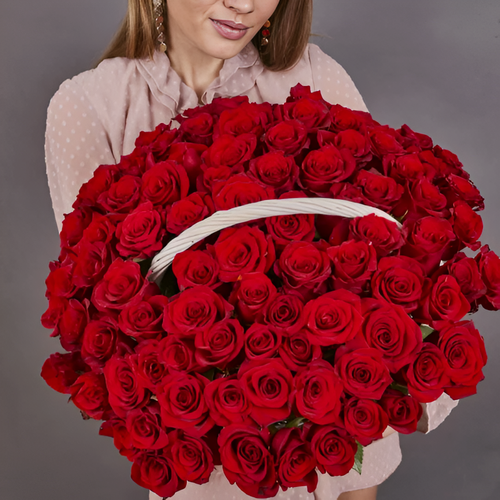 Изображение товара Композиция из 101 красной розы в корзине. Для самых любимых.