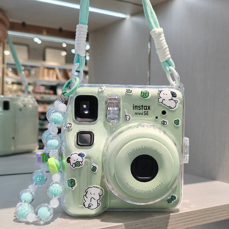 Кристально прозрачный чехол для Fujifilm Instax Mini SE с зеленой акриловой бусиной и зеленым браслетом