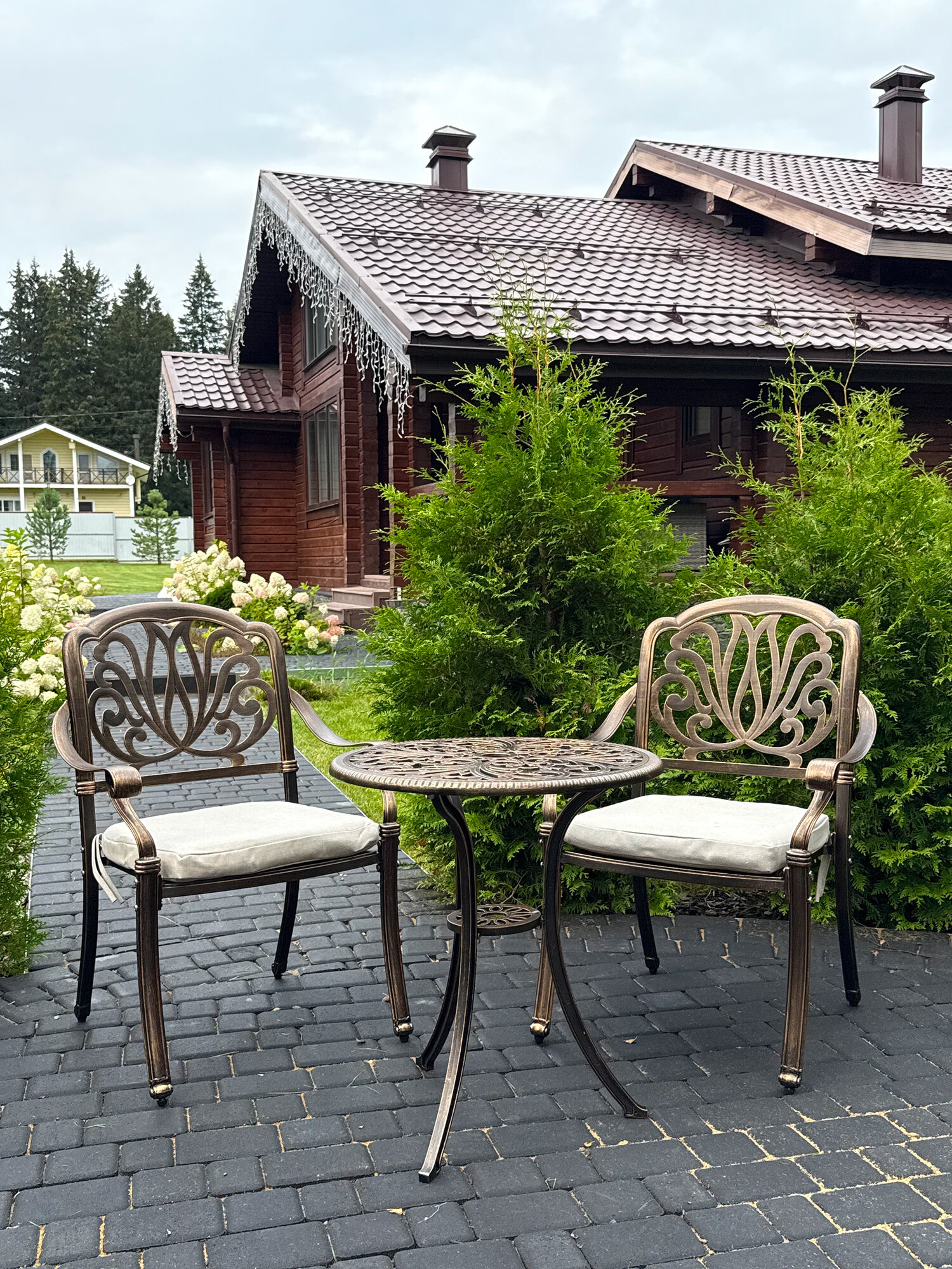 Комплект из литого алюминия Royal Family WILHELM на 2 персоны с круглым столом