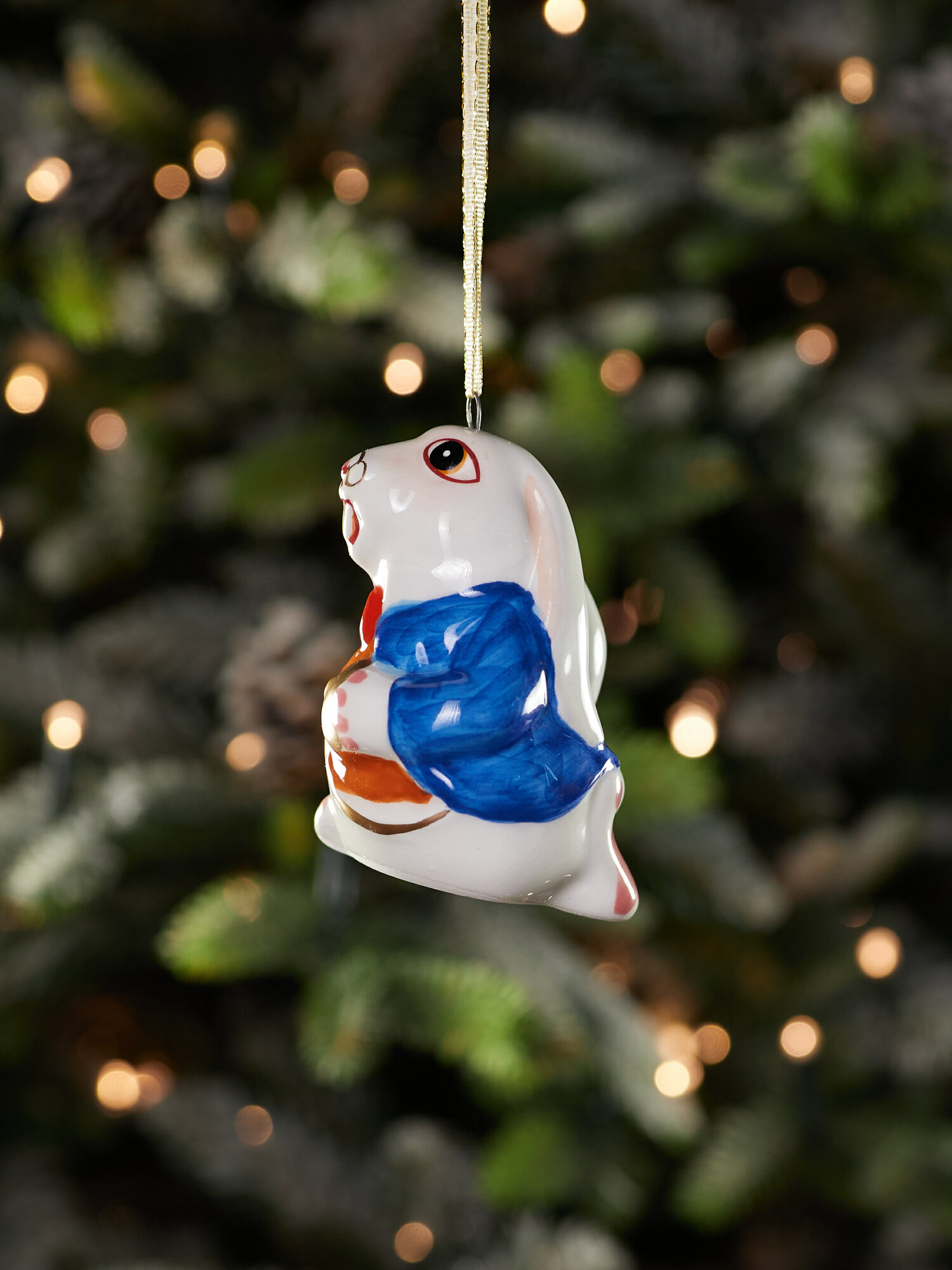 Елочная игрушка "Кролик в костюме", фарфор, 8см, комплект 1шт — фото 1