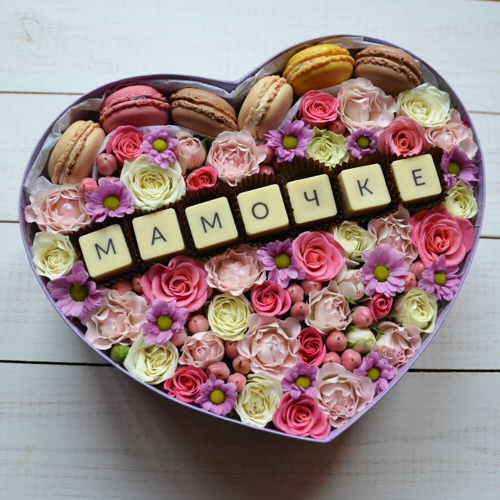 Цветы в коробке. Кустовые розы сантини бельгийский шоколад макарони. Подарок маме