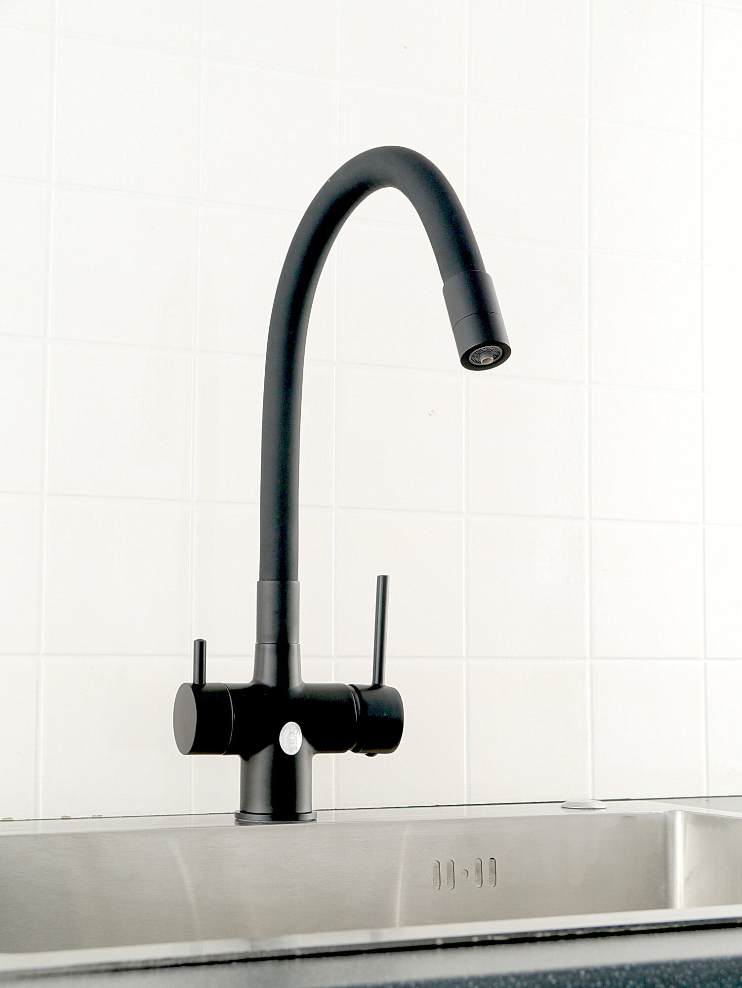 Смеситель для кухни, латунь, поворотный излив, с аэратором, черный — фото 1