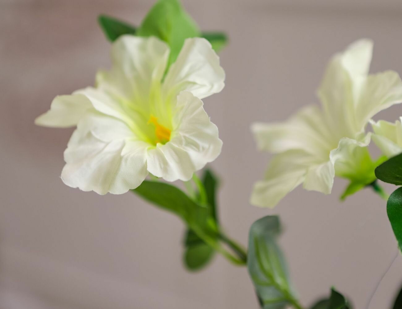 Искусственный цветок в горшке гибискус белый, 35х20 см, Koopman International 317221240-1 — фото 1