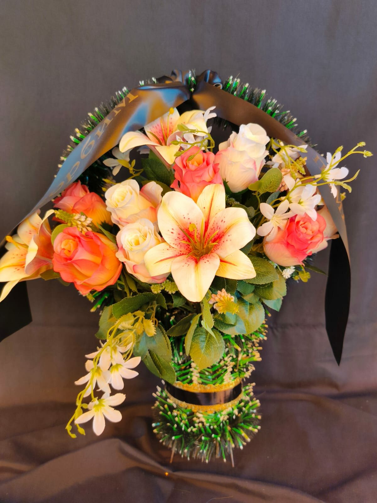 Корзина на кладбище высота 65 см с цветочной композицией из роз с лилиями