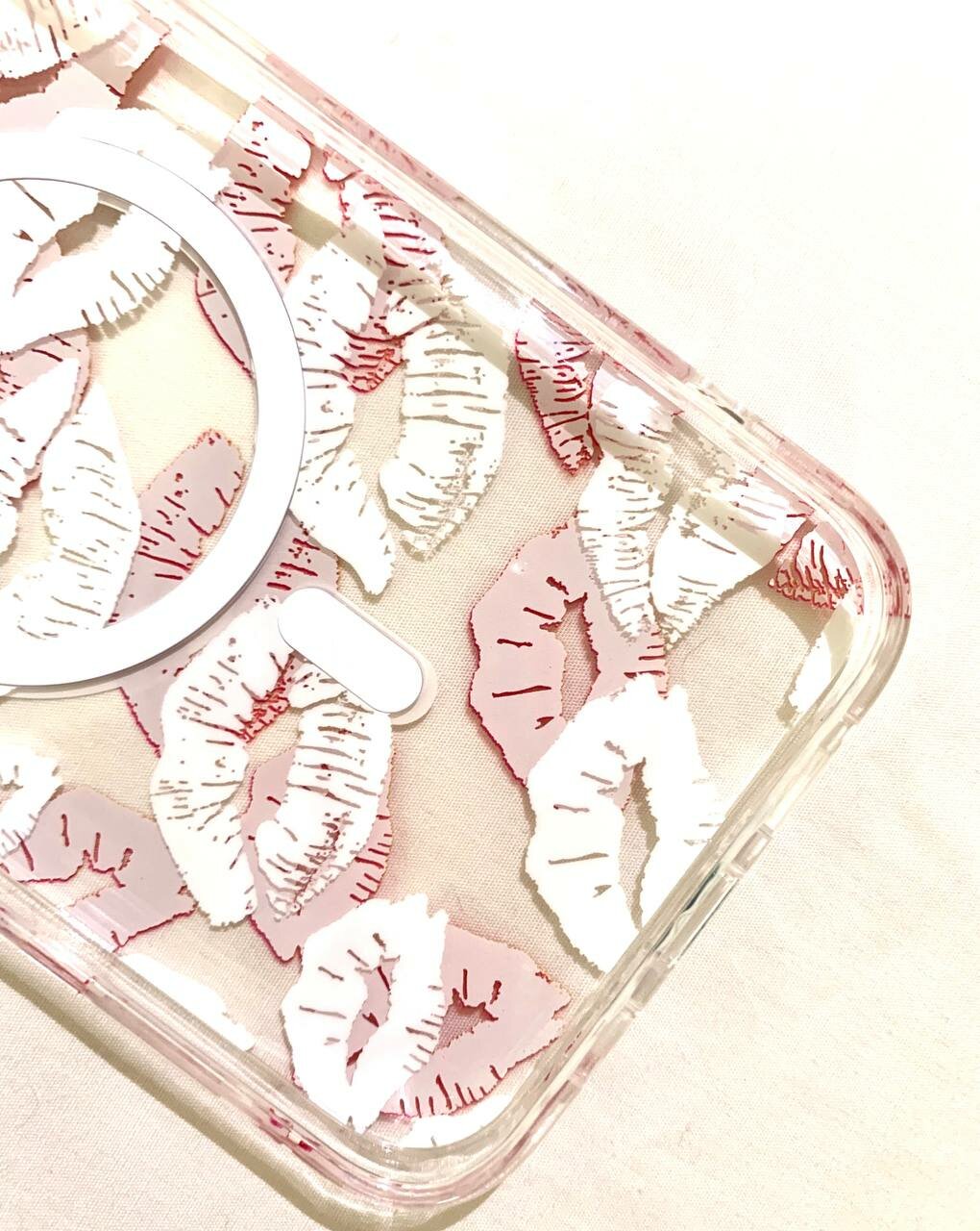 Чехол "Поцелуй" ярко красный для модели телефона Iphone 16 Pro — фото 1