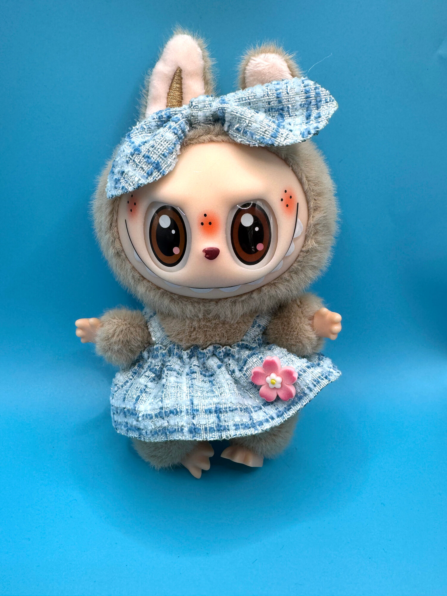 Лабубу мягкая игрушка сюрприз labubu брелок коллекционный, c платьем, светло коричневый