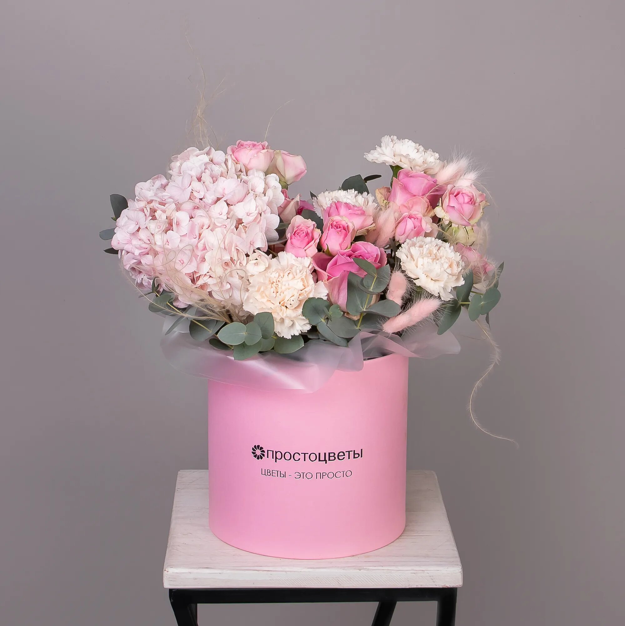 Композиция "Шляпная коробка Сапфир" от "Простоцветы"