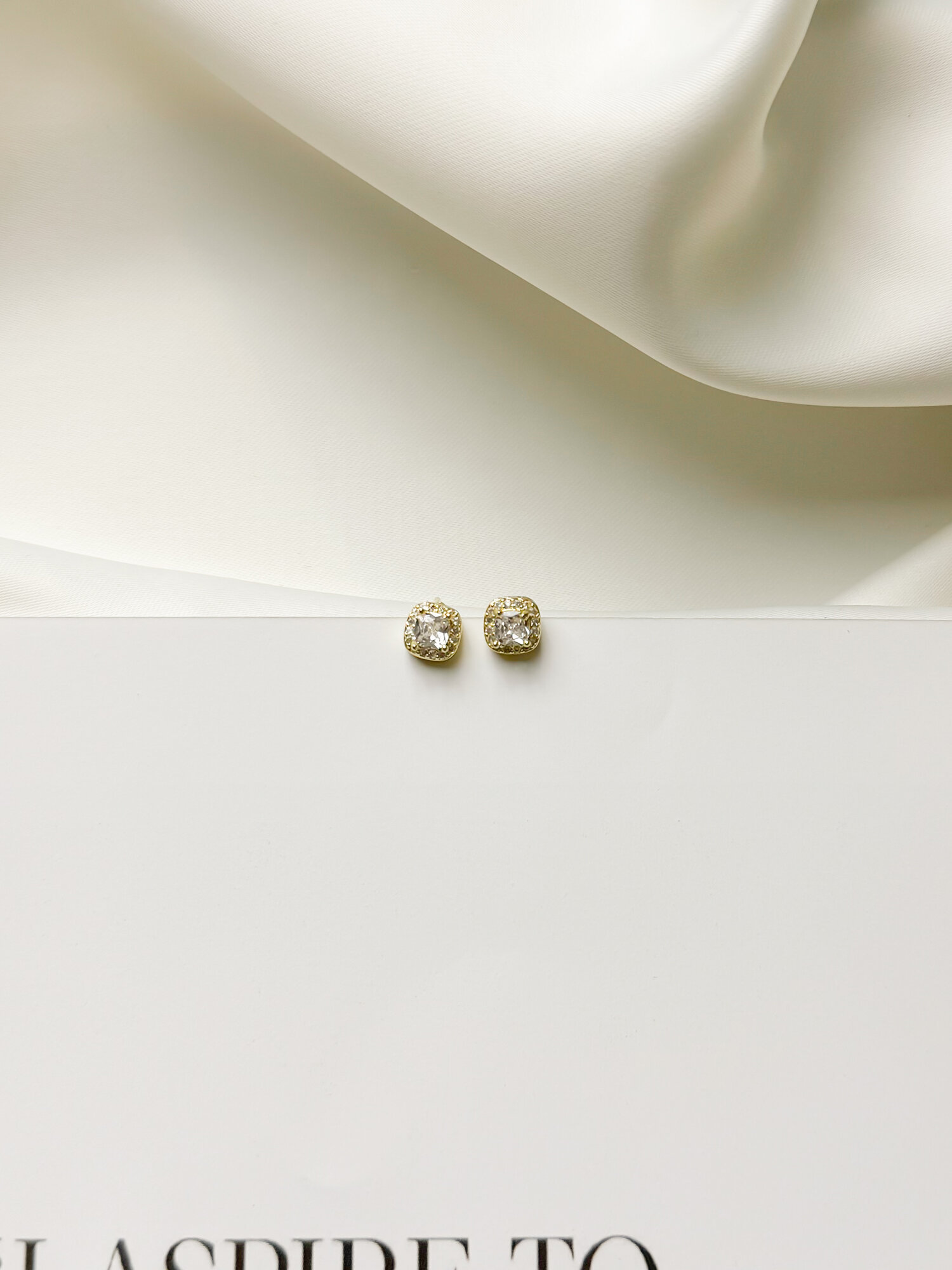 Серьги клипсы, Swarovski Zirconia, циркон, размер 6 мм, golden