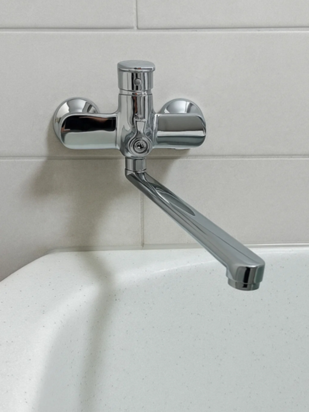 Настенный смеситель с монолитным изливом — классический дизайн и надёжность