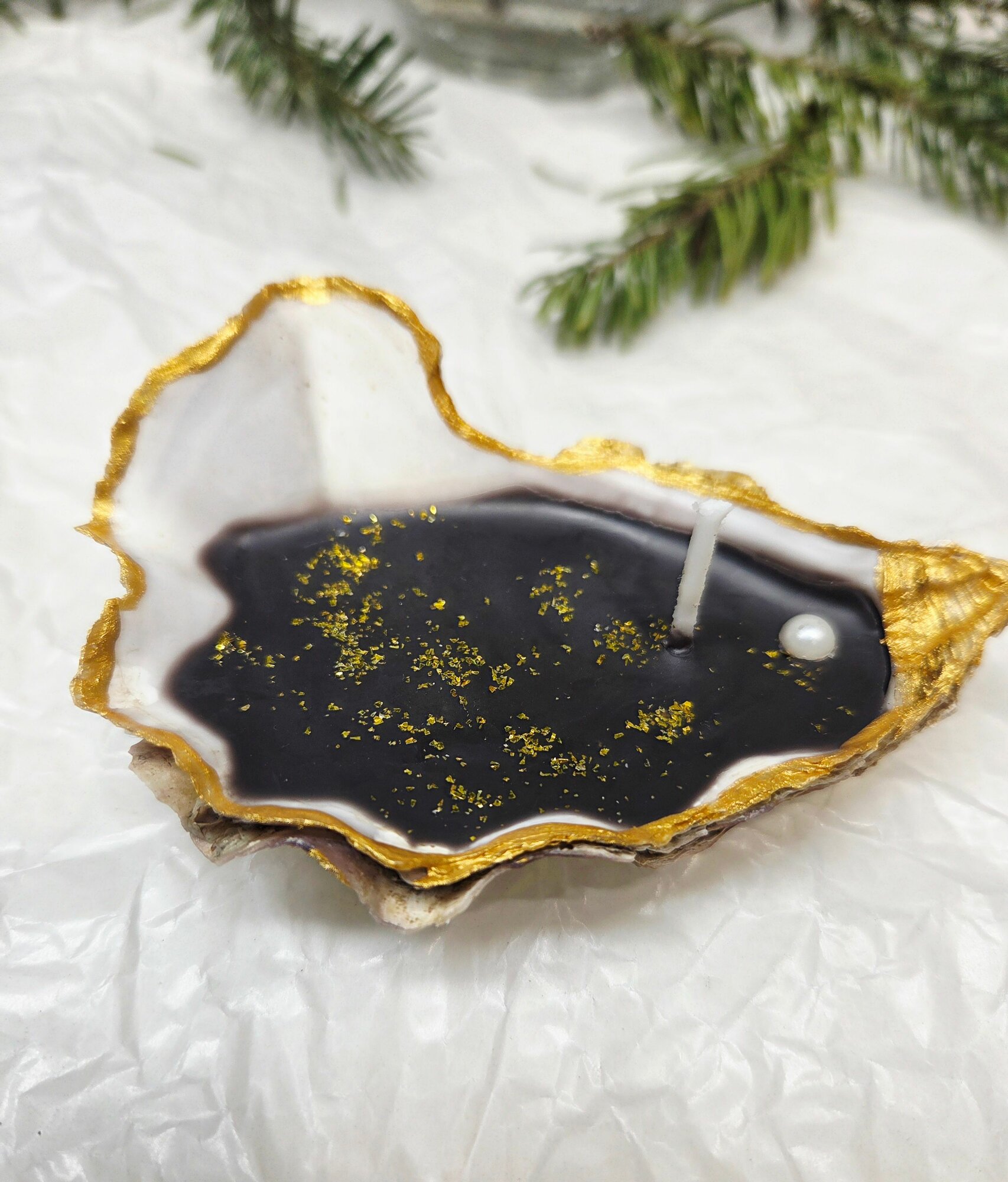 Свеча "Устрица чёрная", пчелиный воск, ручная работа, в подсвечнике — фото 1