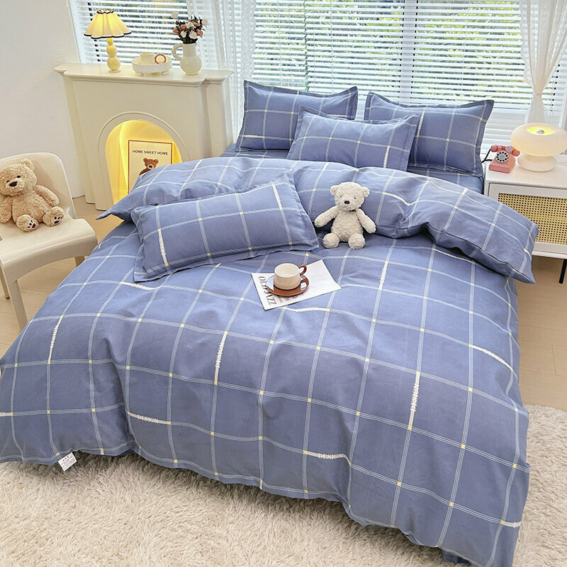 Этот комплект постельного белья из кашемира из четырёх предметов подойдёт для студенческих общежитий и домов. Он подходит для кровати шириной 1,5 метра, а размер пододеяльника составляет 150*200 см.