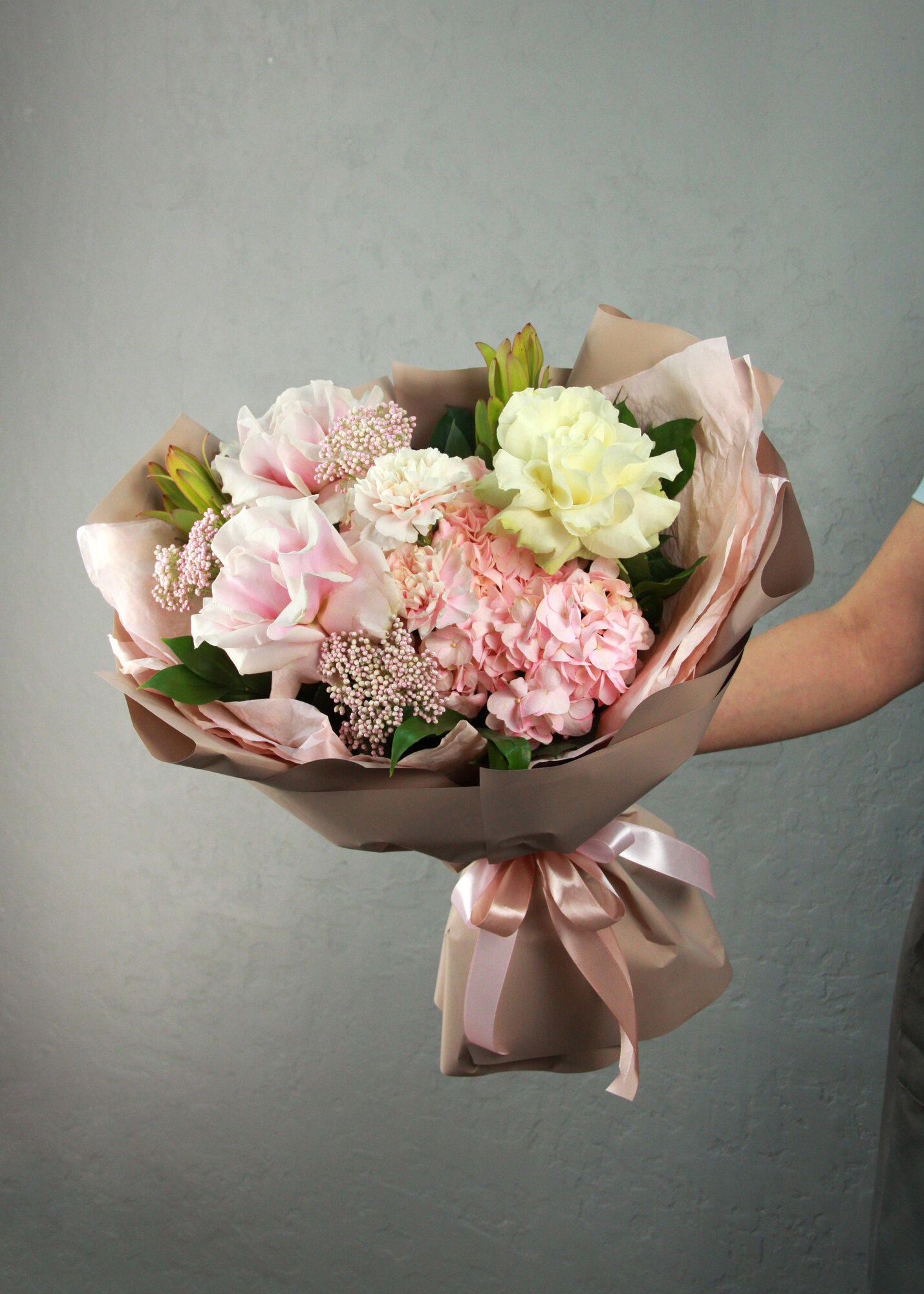 Букет "Rose gold" с французскими розами озотамнусом и гортензией