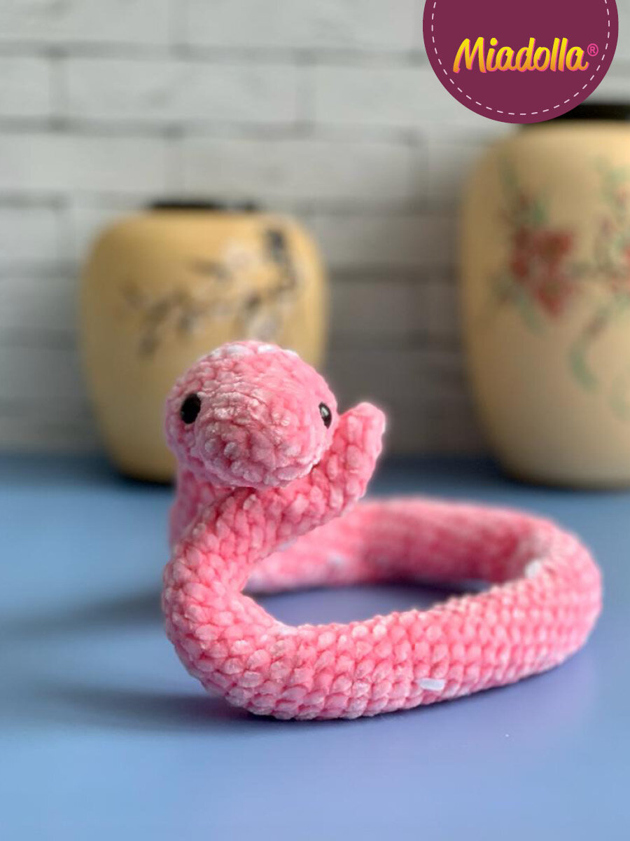 Набор для вязания крючком игрушки "Miadolla" AMG-0123 Розовая змея — фото 1