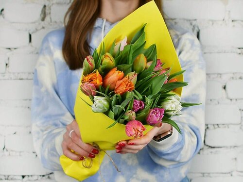 Изображение товара Букет 21 тюльпан микс в упаковке