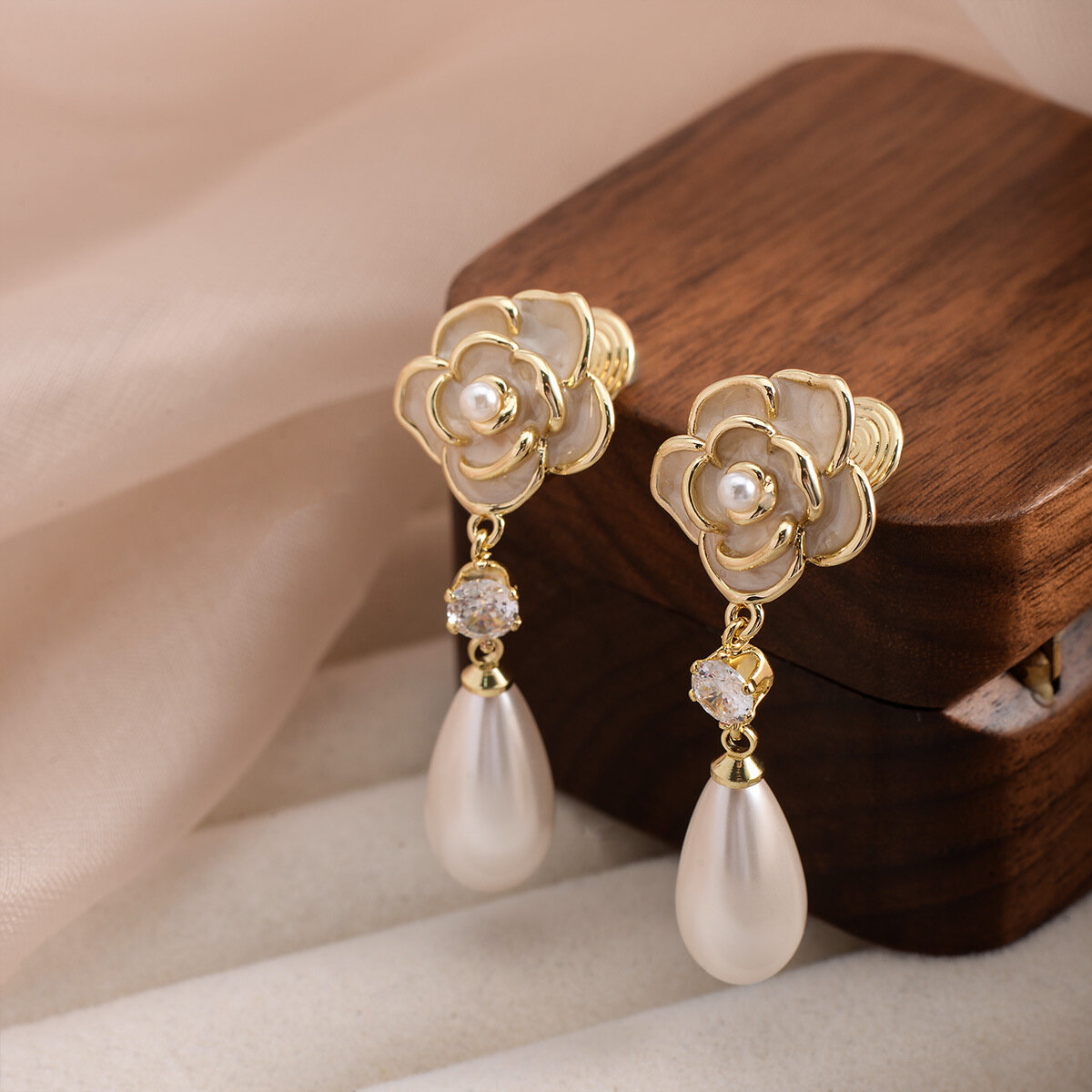 Серьги пусеты, Swarovski Zirconia, размер 15 мм, фиолетовый/прозрачный — фото 1