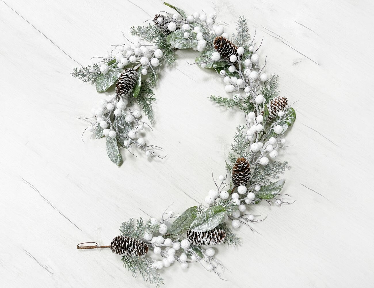 Хвойная гирлянда зимняя нега: серебро хвоя 100% натуральные шишки искусственные ягоды и листья 180 см Christmas Deluxe 89188