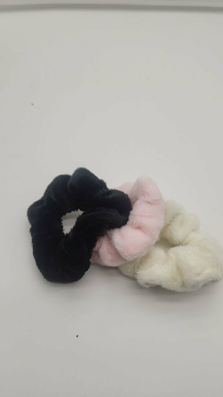 Резинки для волос разных цветов и заколка — яркий аксессуар для девушек. — фото 1