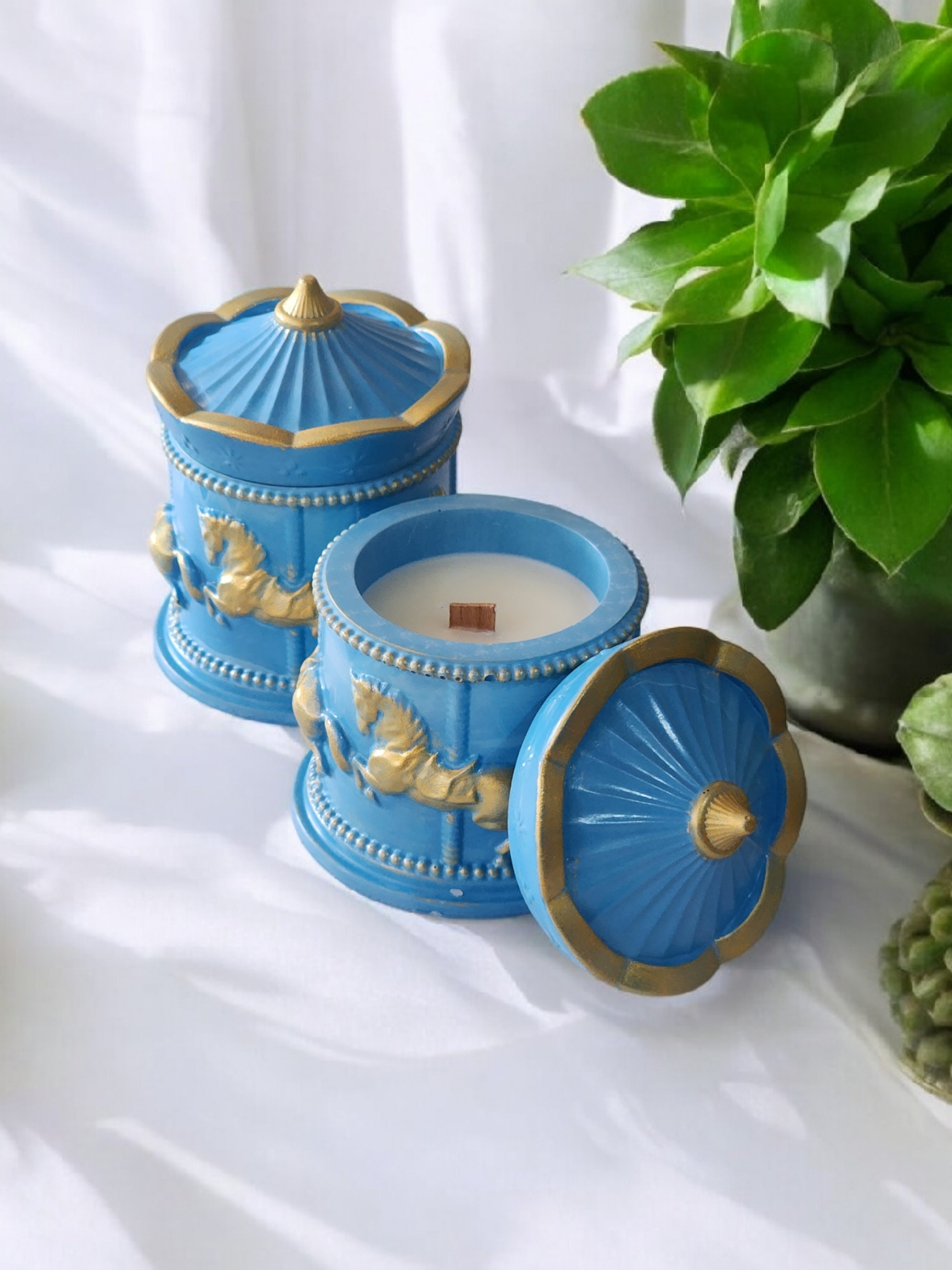 Ароматическая свеча CRIMSON FROST в гипсовом подсвечнике «Карусель», 105 мл