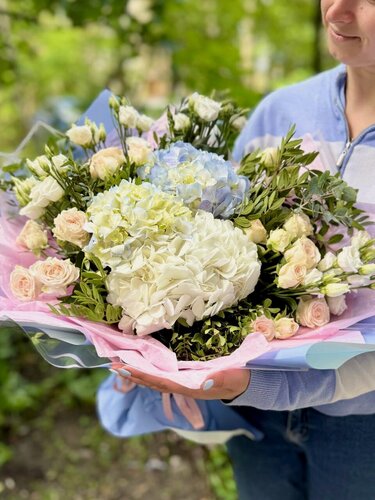 Изображение товара Живые цветы в букете, авторский букет с кустовыми розами, эустомой и гортензией