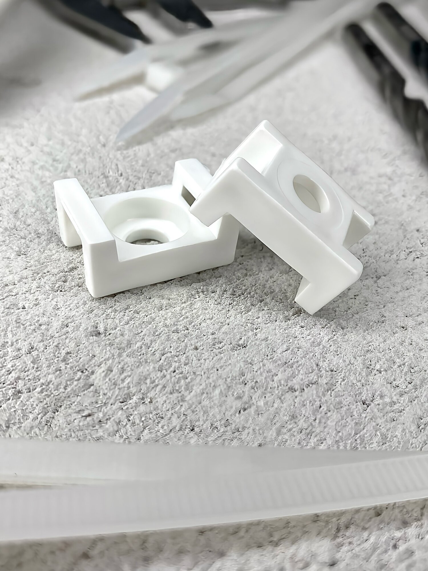 Площадка под хомут DM PLAST Белая 23х16 мм, 100шт. — фото 1