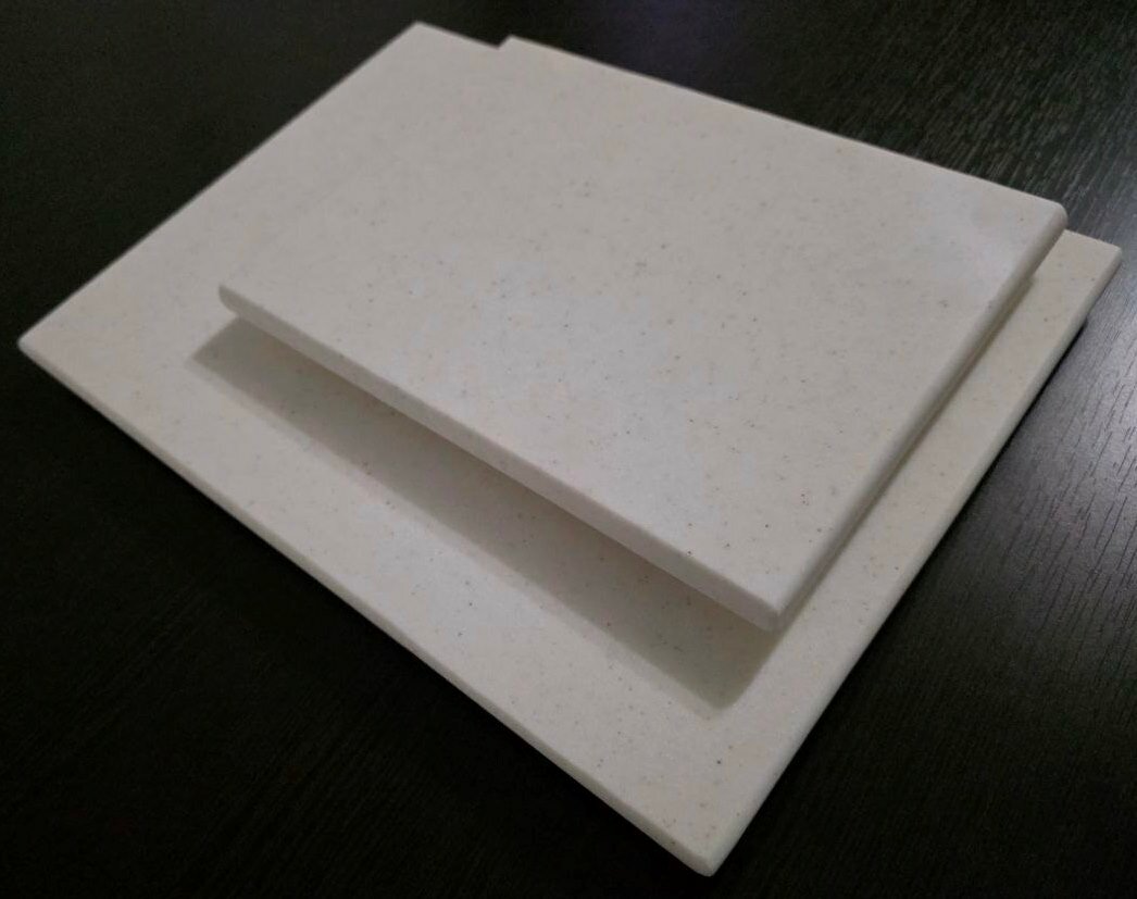 Комплект разделочных досок из искусственного акрилового камня, 2 шт, бежевый цвет с мелкими вкраплениями, прямоугольные, с ножками