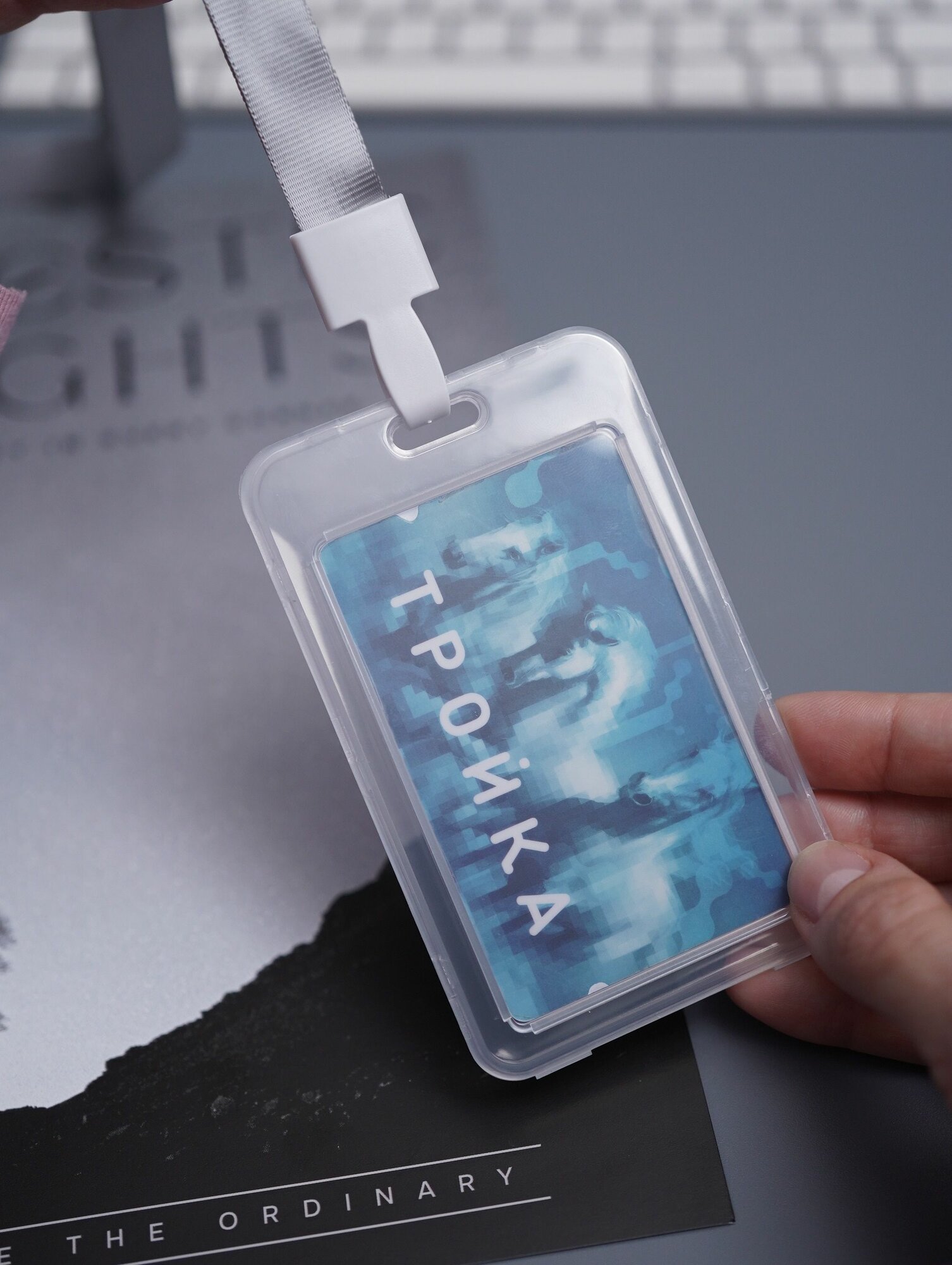 Бейдж на ленте прозрачный вертикальный серая лента