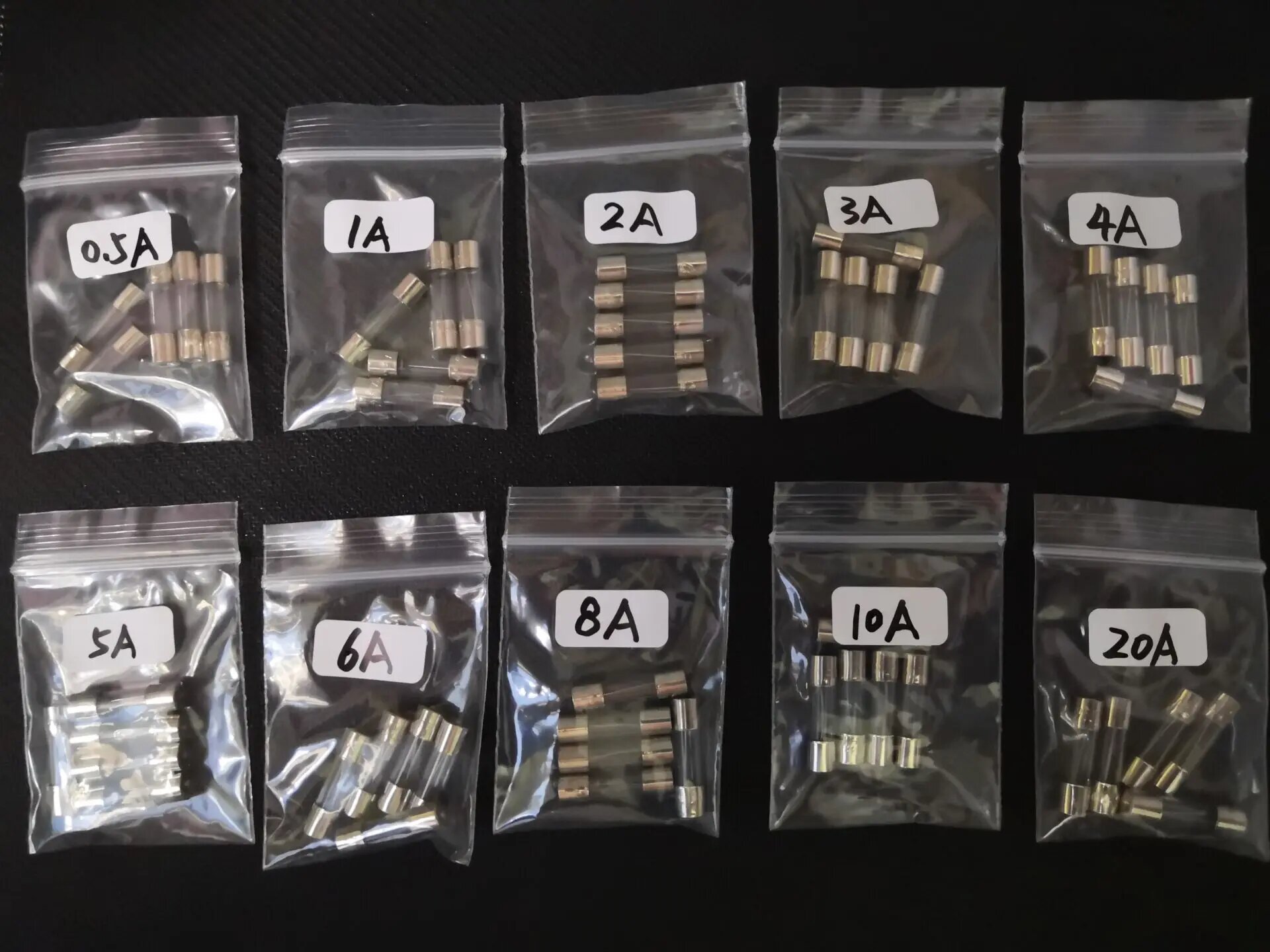 Комплект предохранителей FreeShip 0. От 5А до 20А 10 значений * 5 шт. = 50 шт. 5*20 мм набор стеклянных защитных трубок в ассортименте 05 А 1 А 2 А 3 А 4 А 5 А 6 А 8 А 10 А 20 А