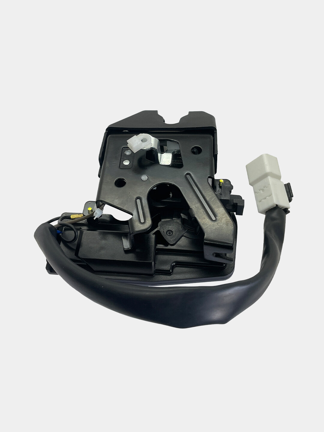 Замок багажника Lacetti прочный и надёжно защищает вещи