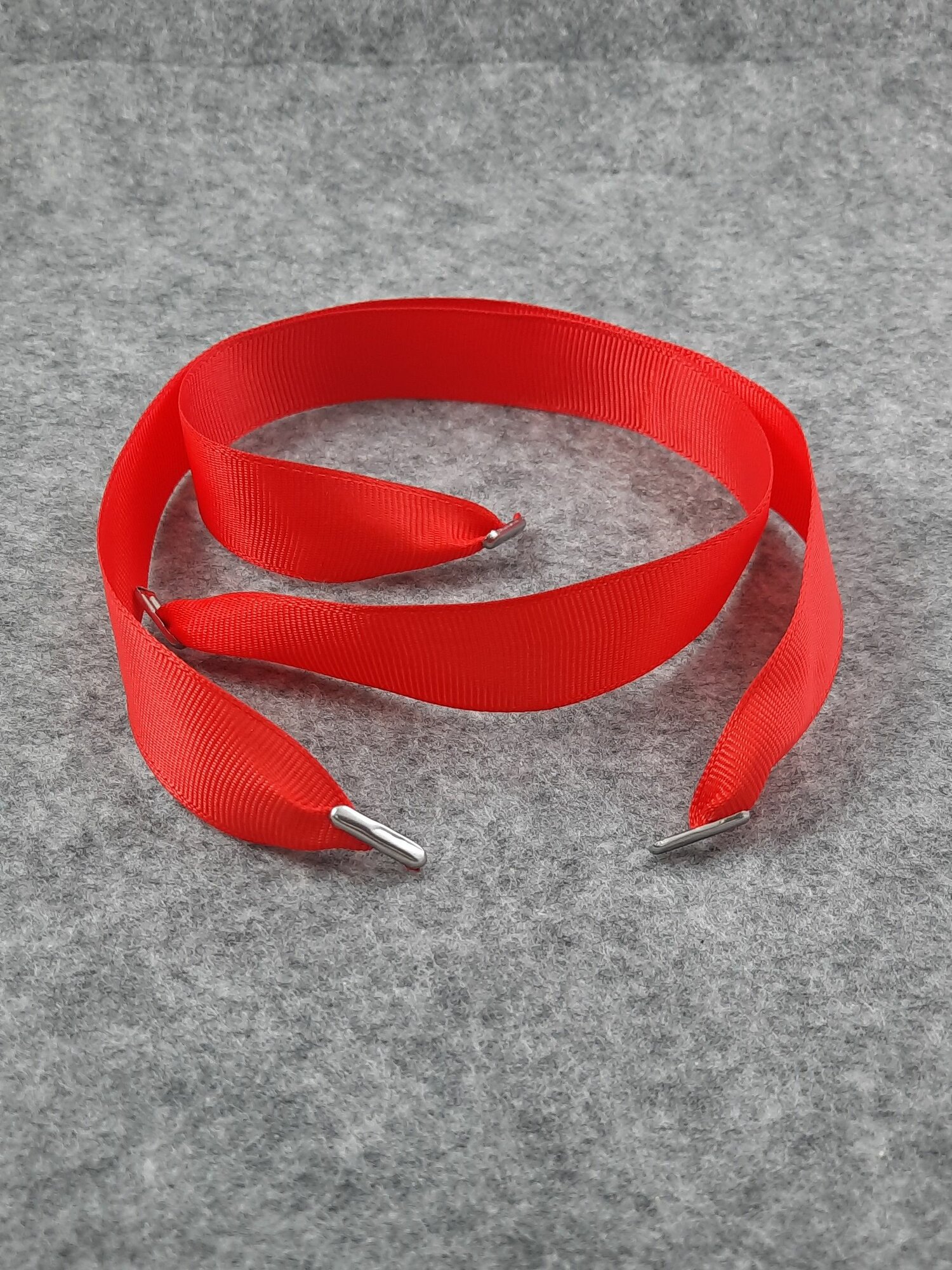 Ручка-лента репсовая 20 мм длина 35 см красная с металлическими наконечниками (100 шт)