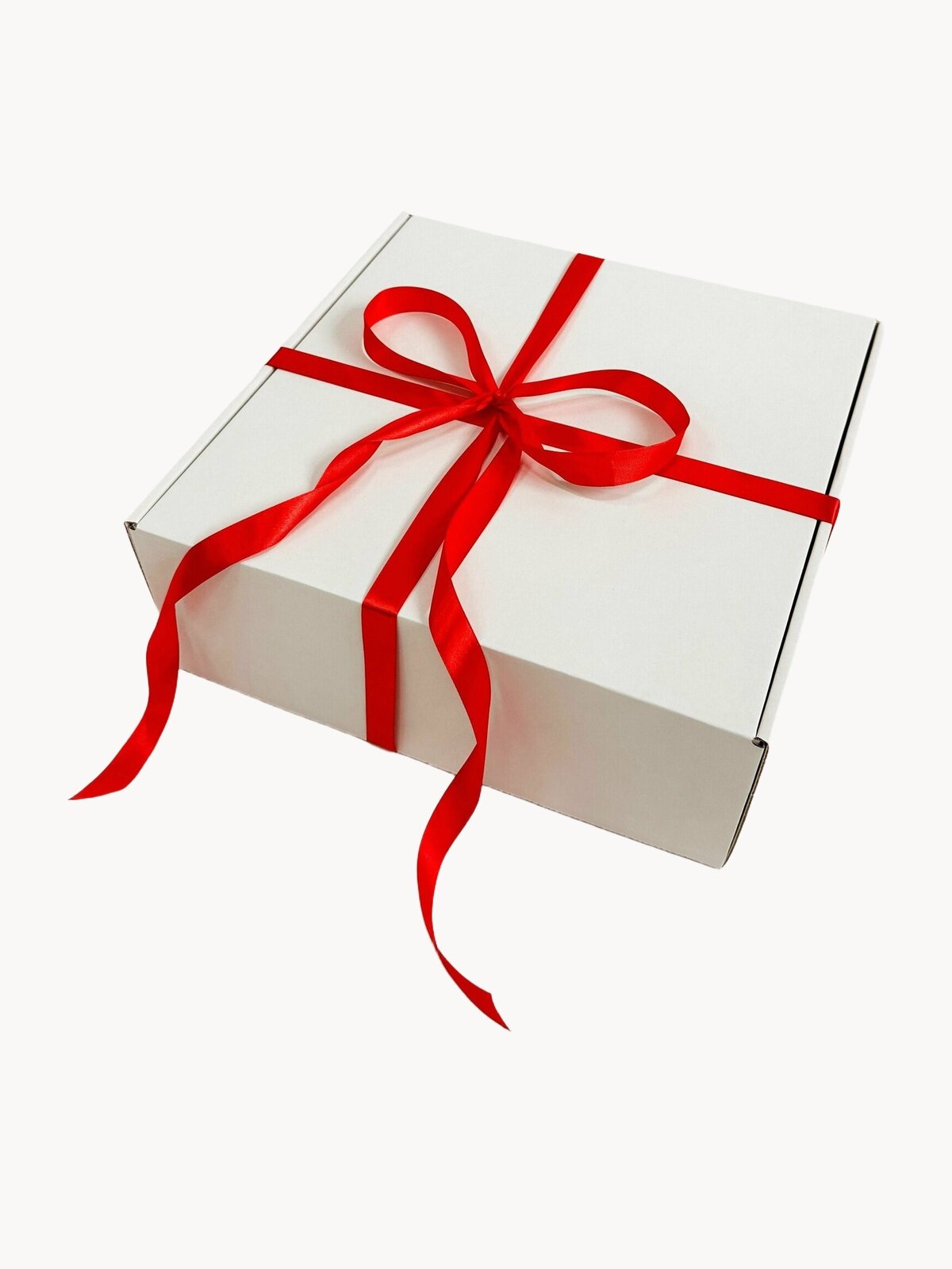 Белая подарочная коробка GILEV 32x32x12см с красной лентой и наполнителем