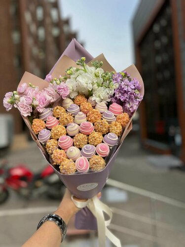 Изображение товара Букет с клубникой в белом, розовом и фиолетовом шоколаде, орех, маттиола 300 г, статица, Cute