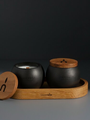 Изображение товара Набор из двух ароматических свечей с подставкой из дуба - TF Табак ваниль и Манго Гардения / свечи для дома / подарок женщине