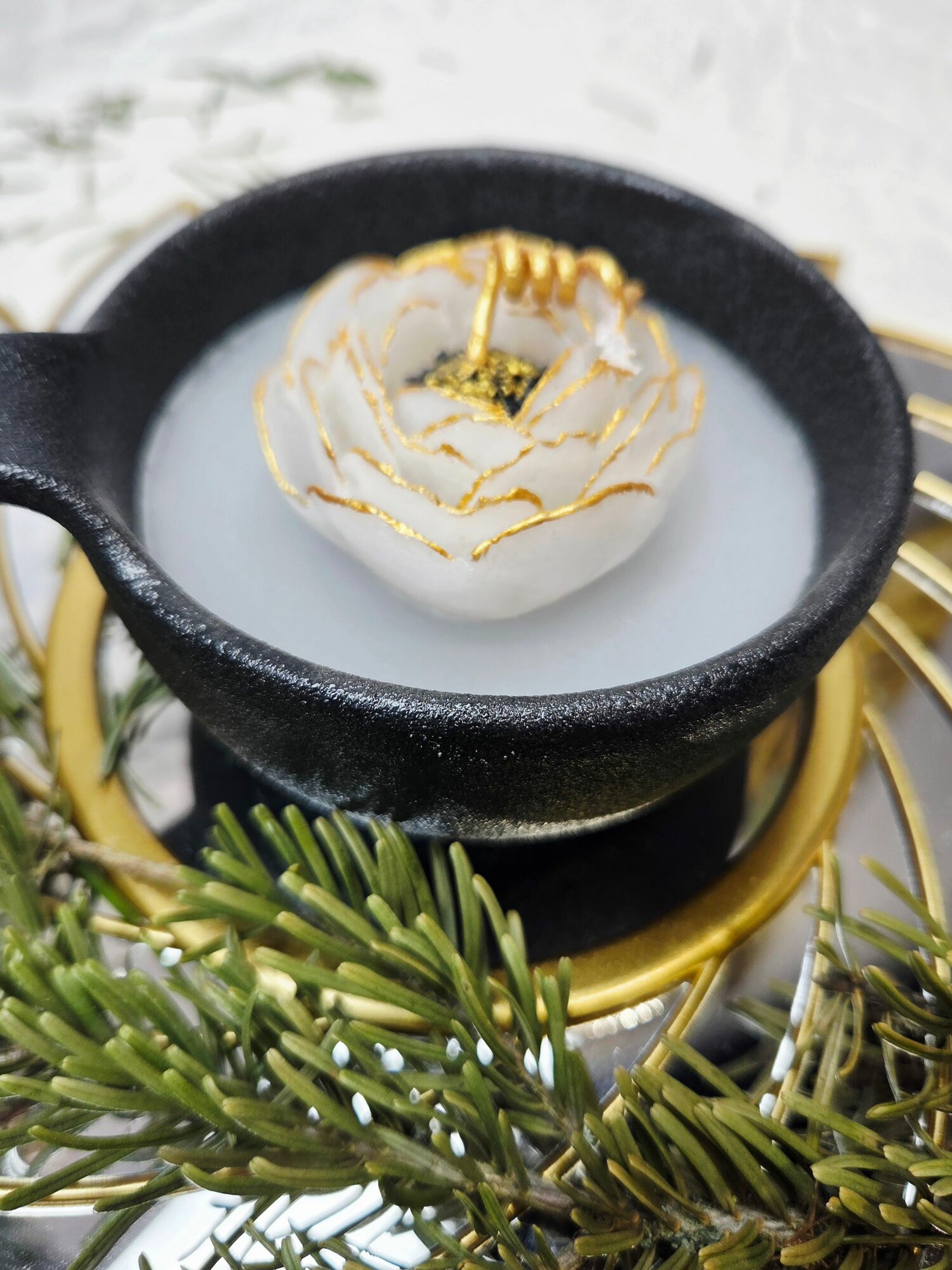 Свеча "Белый лютик"