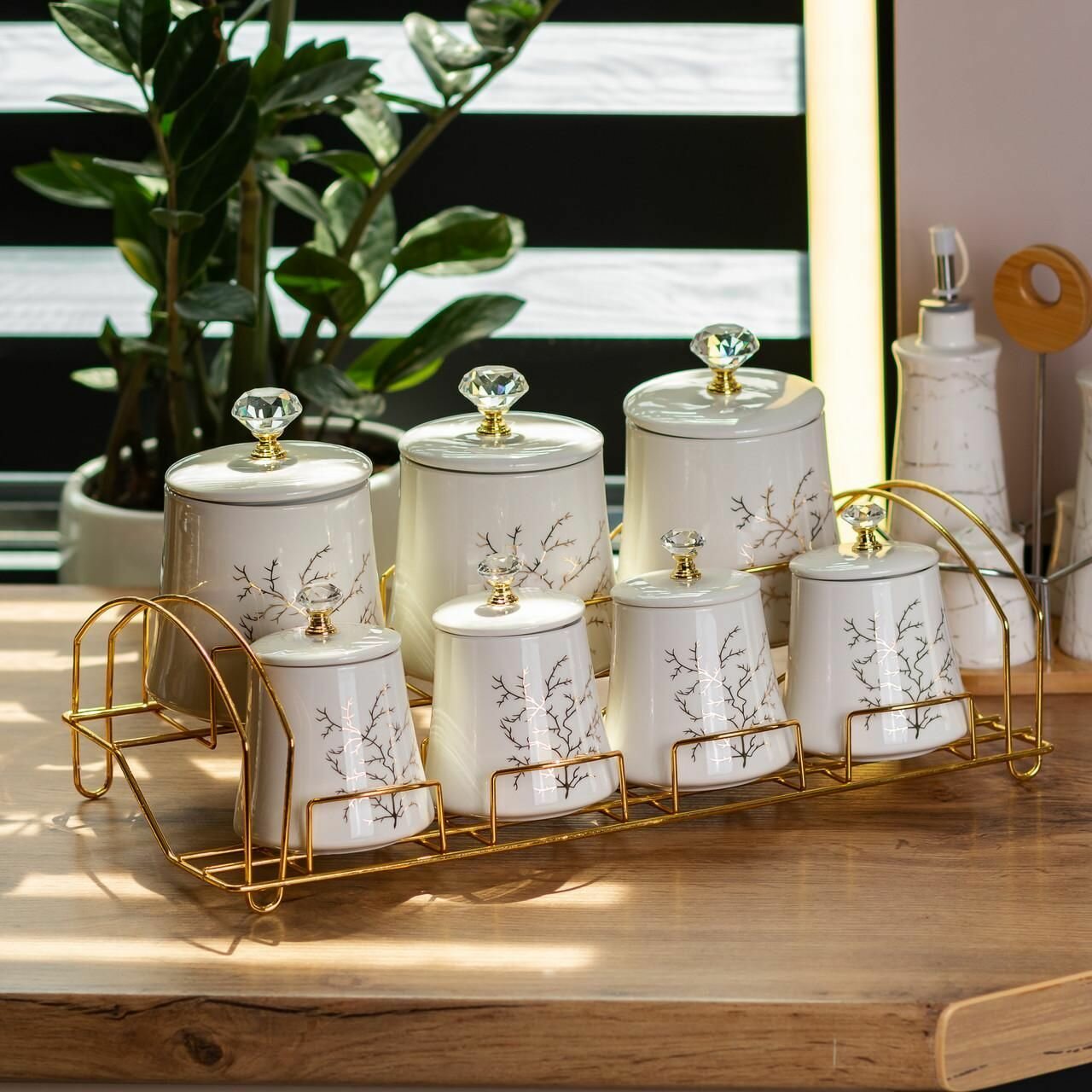 Набор керамических банок для специй или сыпучих продуктов на металлической подставке, состоящий из семи предметов.