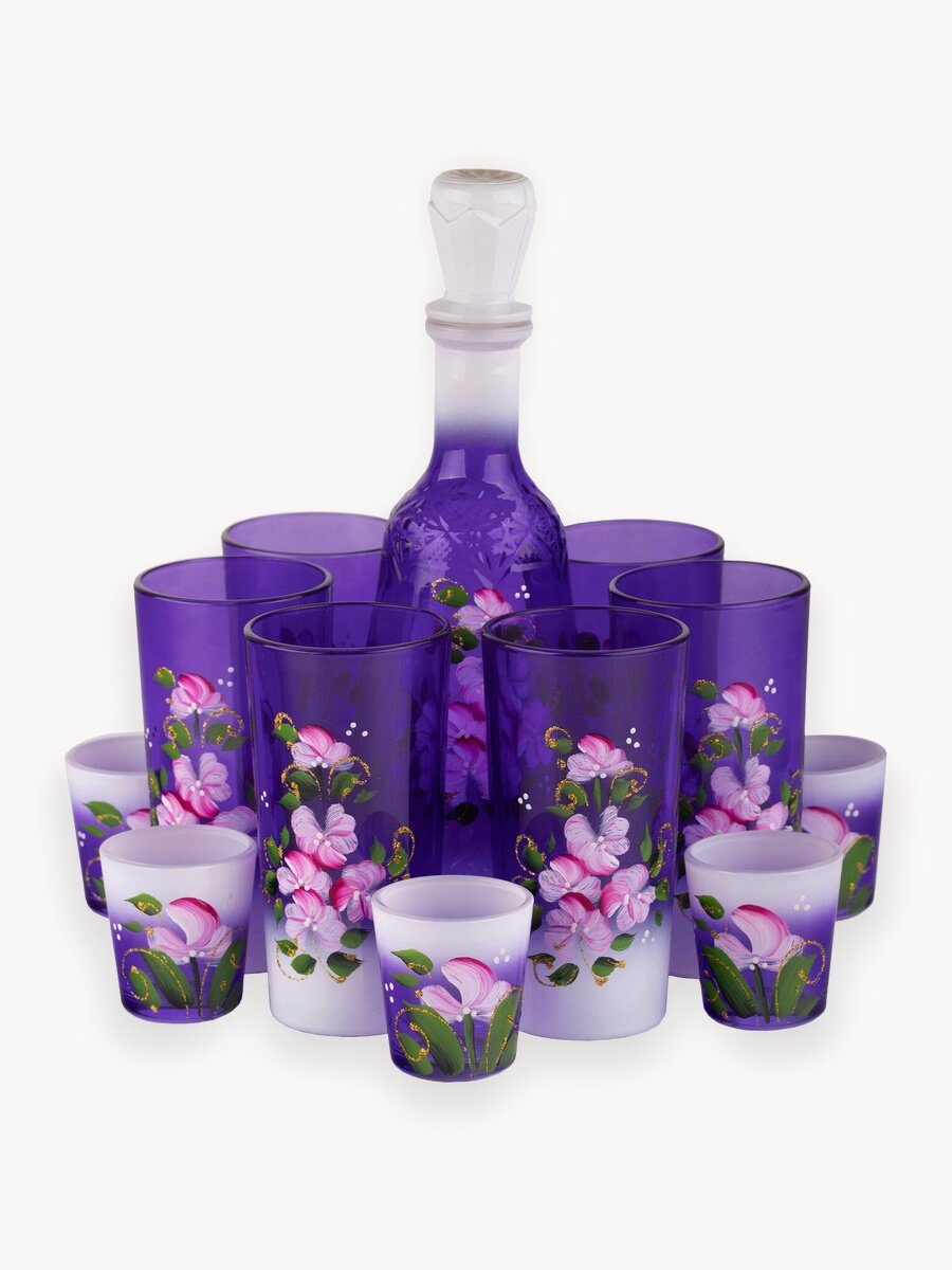 Кувшин со стопками и стаканами