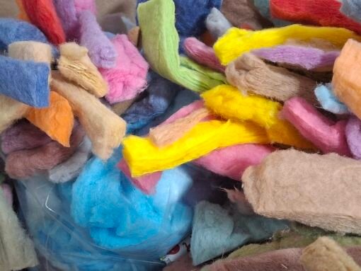 Хлопковая обрезь лоскуты - 50 г вата цветная хлопок 100% окрашенная цвета - микс. Размеры кусков в описании карточки товара. Рукоделие. Изготовление ватных елочных игрушек