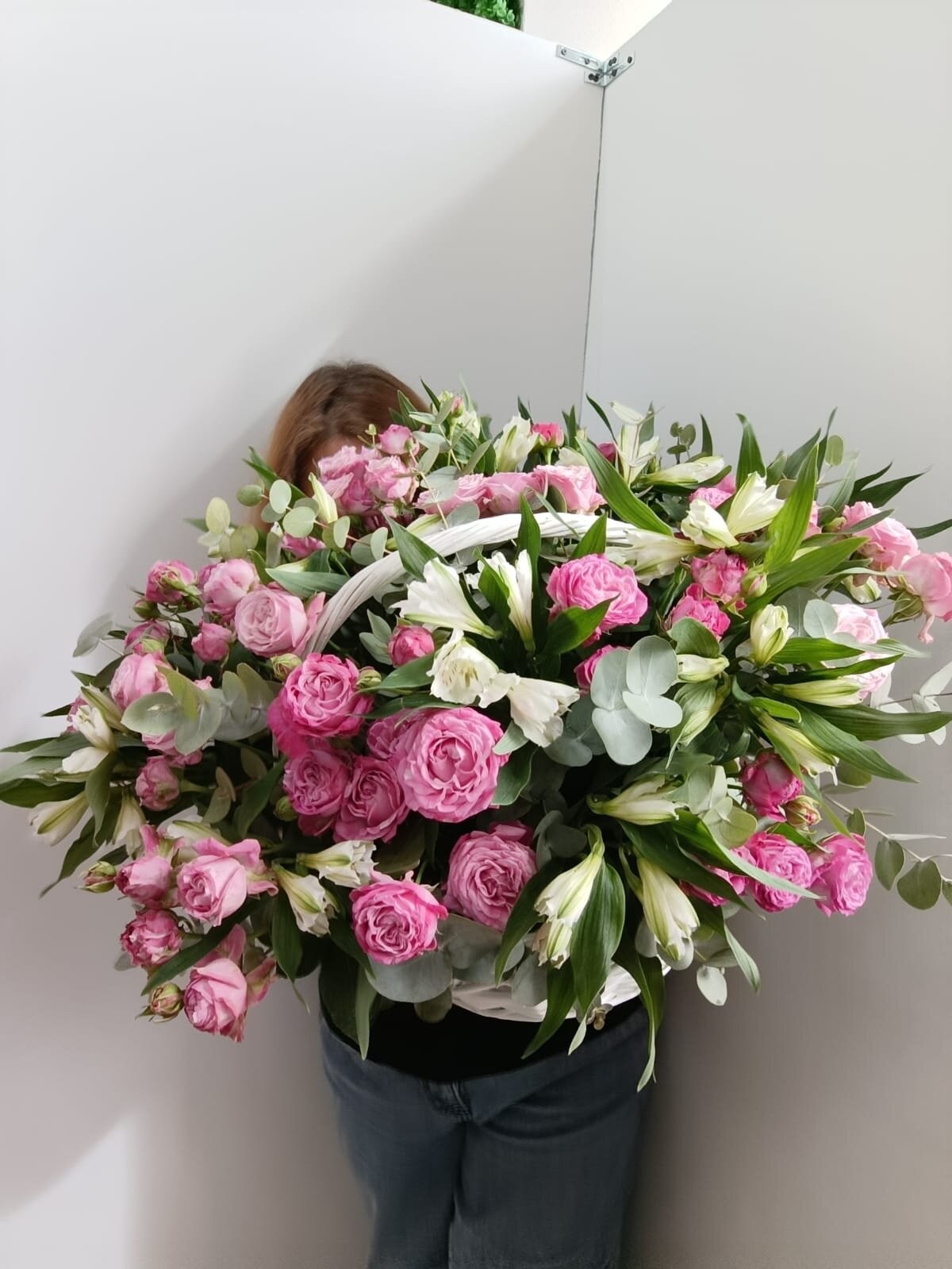 Корзина из шикарных кустовых пионовидных роз альстромерии эвкалипта