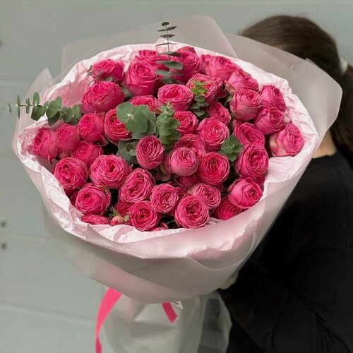 Изображение товара Букет из кустовых пионовидных роз 31 шт с эвкалиптом, красивый букет цветов, шикарный, премиум цветы, премиум букет