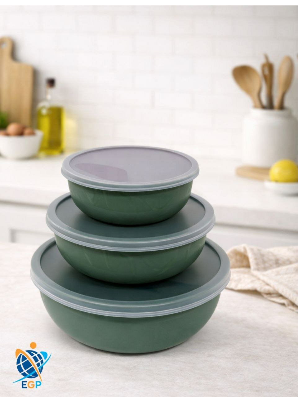 Практичный набор контейнеров с крышками 450, 700 и 1000 мл для аккуратного и удобного хранения еды.