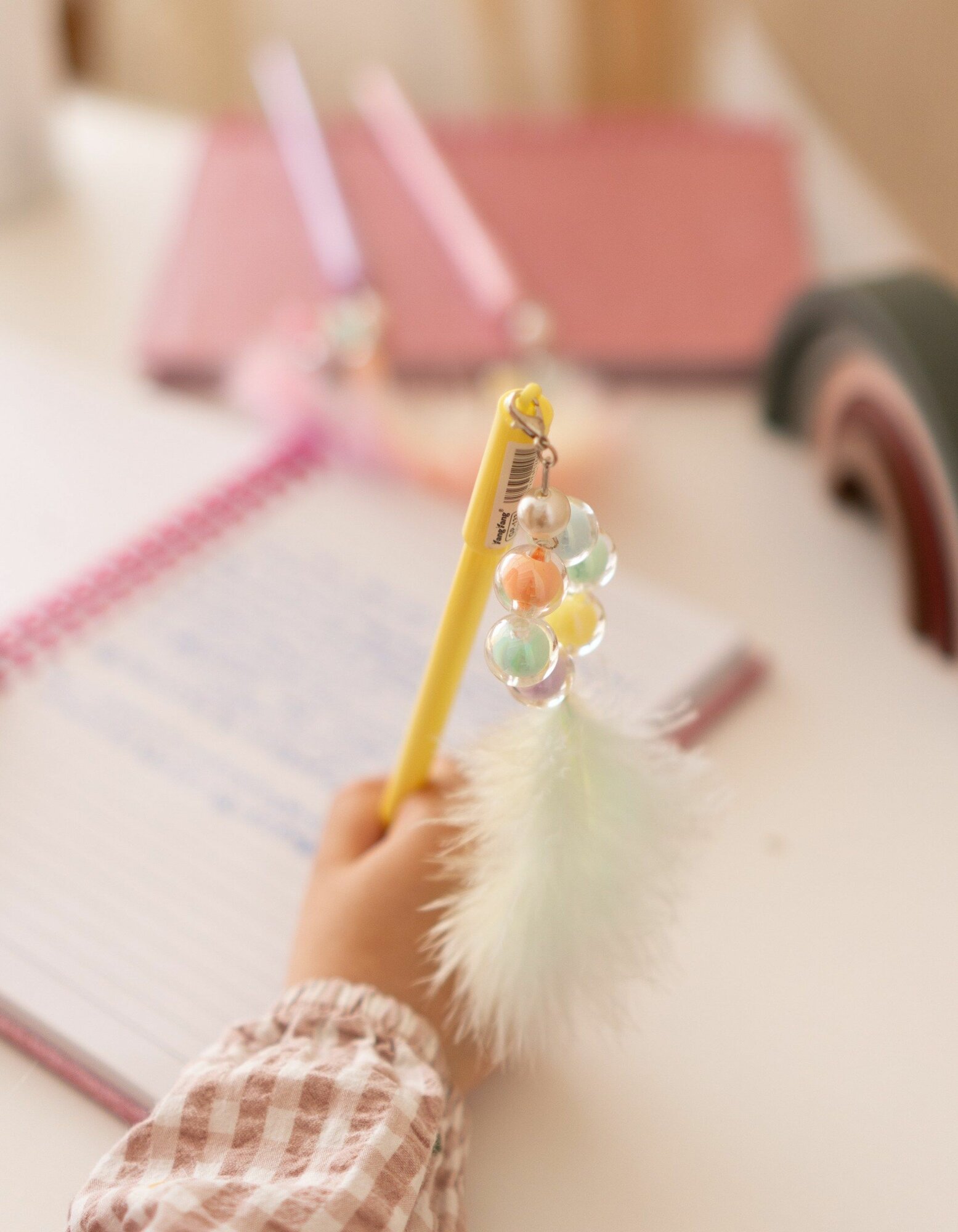 Ручка с перьями и бусинами — фото 1