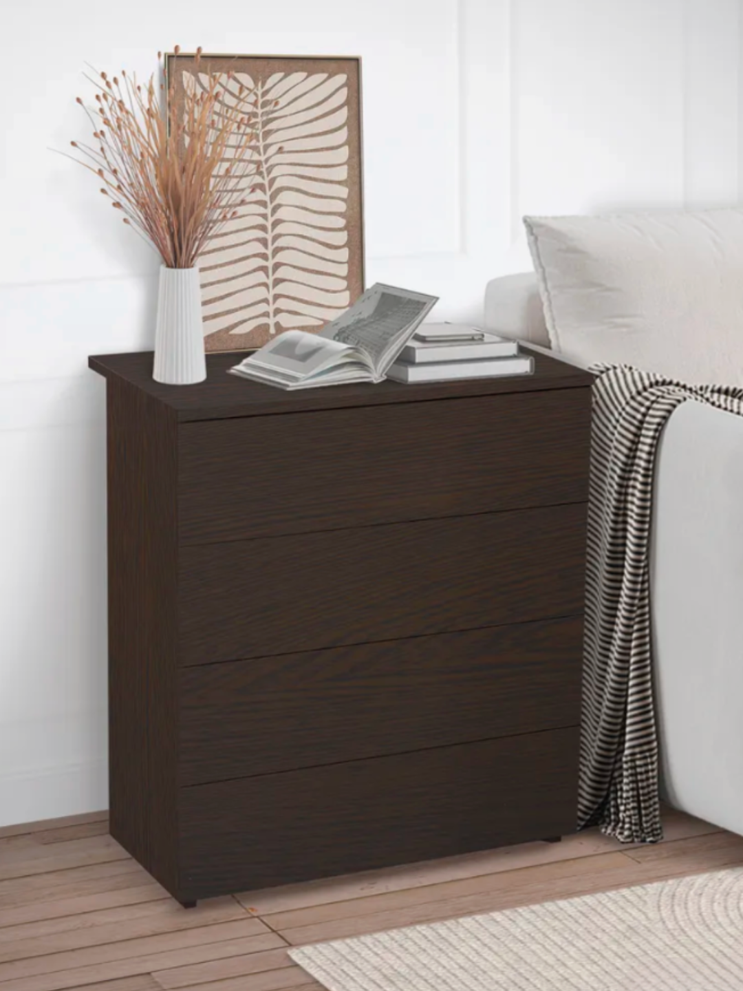 Компактный комод с четырьмя ящиками для одежды и вещей