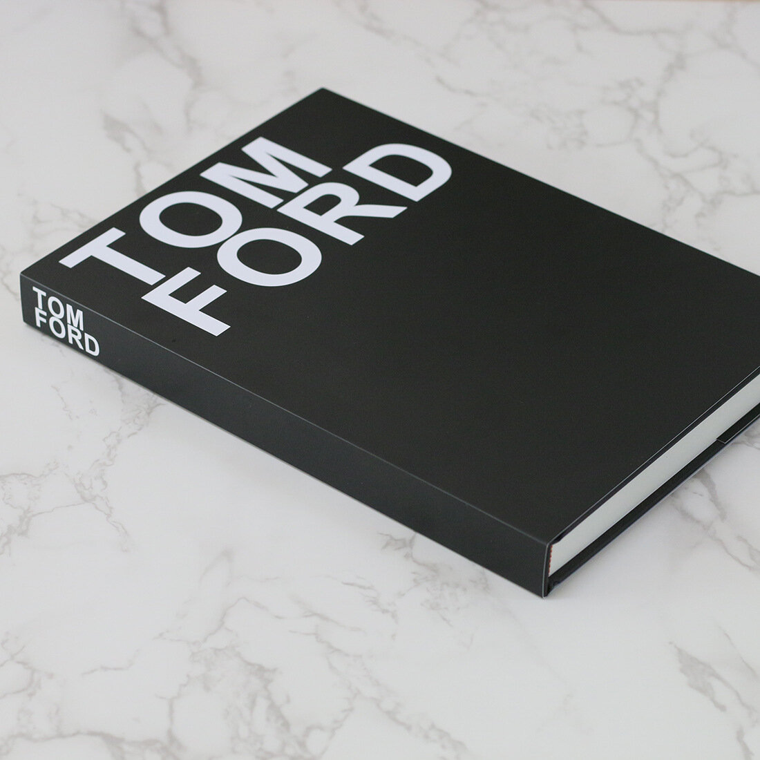 Черная декоративная книга Tom Ford, размер 27x19x2.3 см для роскошных отелей и вилл