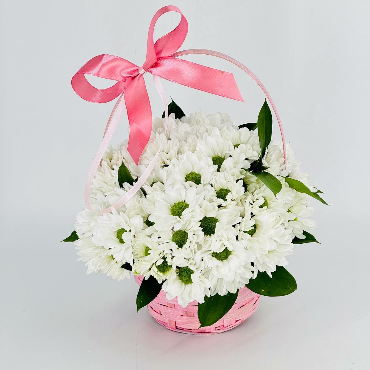 Корзинка с белыми ромашковыми кустовыми хризантемами. Корзина хризантем