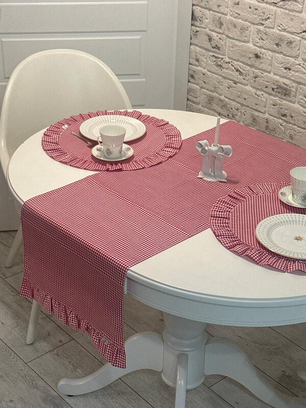 Дорожка на стол с рюшей по торцам в красную клетку 145*40 см.