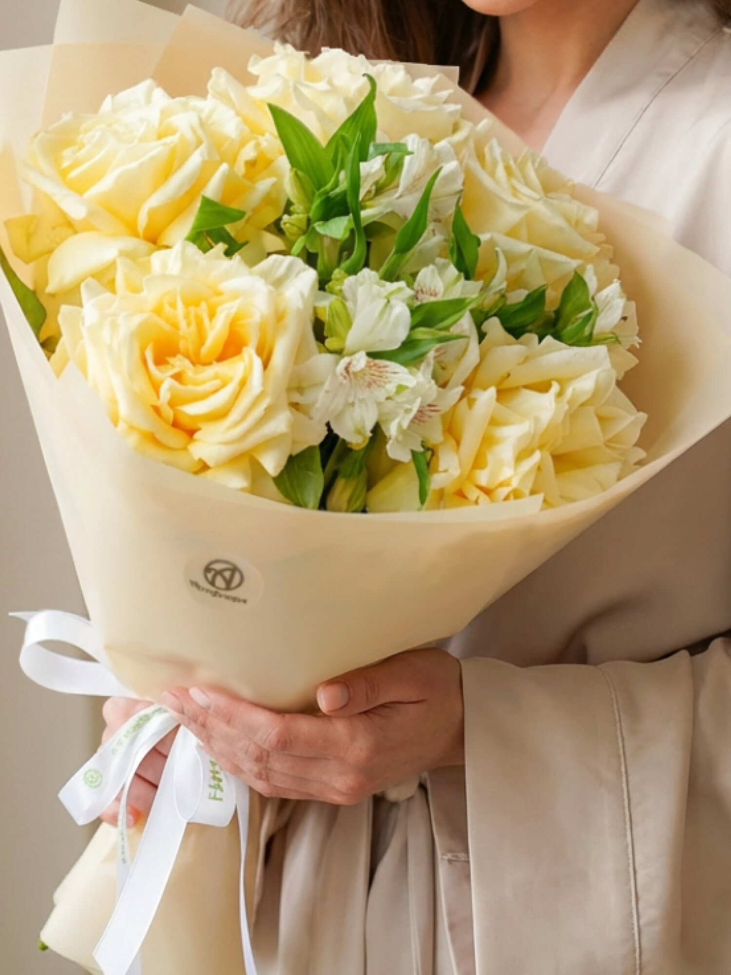 Букет Артфлора из светлых французских роз и альстромерии белой - М