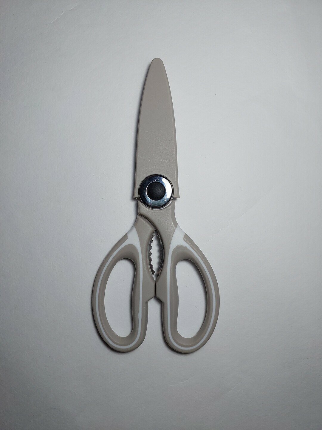 Ножницы кухонные универсальные молочного цвета. Подходят для решения разных задач связанных с приготовлением пищи.