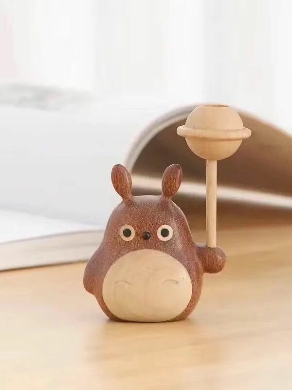 Кукла Тоторо изготовлена из цельного дерева и имеет размеры 6,5*7,5 см.