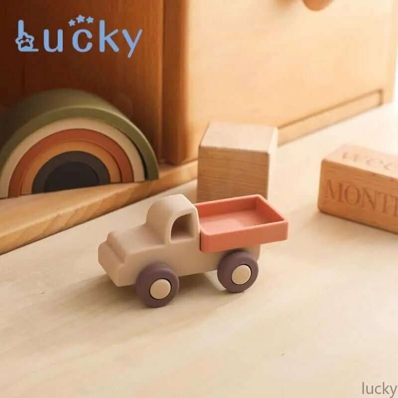 Игрушечный автомобиль