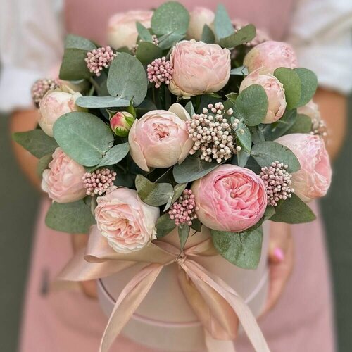 Изображение товара Цветы в коробке. Кустовые розы Мэнсфилд Парк, Озотамнус и ветки Эвкалипта